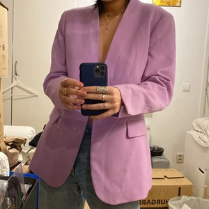 Kavaj strl. XL! - Säljer min lila kavaj från Zara i storlek XL! Knappt använd så kavajen är som ny, säljer den för 200kr!