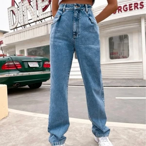 Blåa Jeans - Säljer dessa snygga jeans pga att de inte är min stil så endast använda 1-2 gånger! Superskönt och sitter snyggt över rumpan och utsvängda/raka i benen. Köpta från shein för ca 250kr och är ändå nöjd med kvaliten och främst materialet! Frakten ingår i pris. 