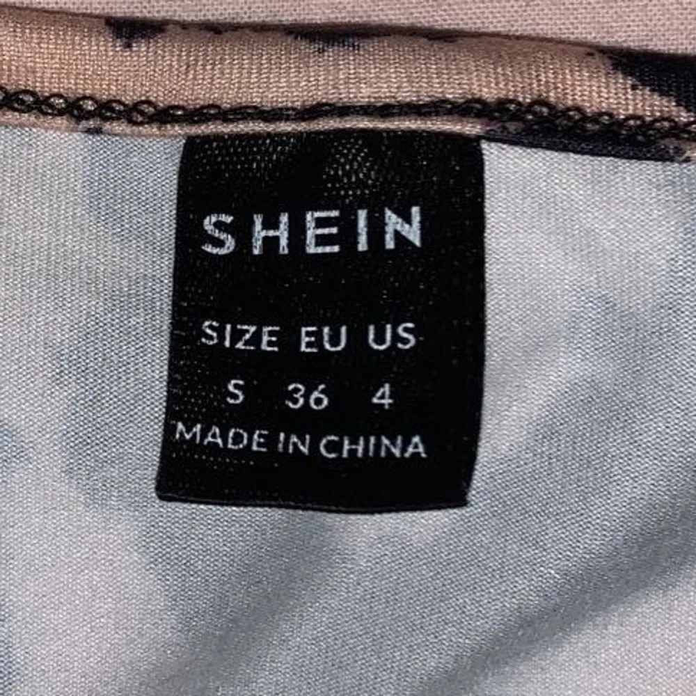 En tröja köpt från SHEIN, jättefin med en urringning som även går att spänna åt. Säljer då den inte kommer till användning. Storleken är S.. Tröjor & Koftor.