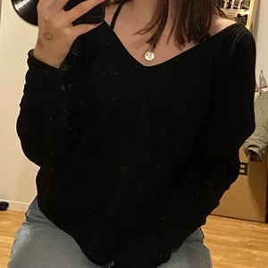 Svart tröja  - Svart ”baggy” tröja från nelly i ganska luftigt material (tredje bilden) oanvänd 🥰