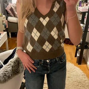 Brandy melville väst - Super söt och trendig stickad väst från brandy melville. Köptes 2021 men knappt använd. Om fler är intresserade blir det budgivning🎉💗 Köparen står för frakten. Hör av er vid funderingar⭐️ 