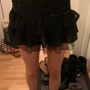 Lindex kjol - Så söt kjol!!                                                                                       Helt ny men säljs vidare då den var för liten. Bra till både fest och vardag. Andra bilden är lånad för att visa detaljerna tydligare. Perfekt skick! Skriv vid mer frågor💘