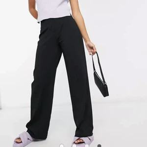 Kostymbyxor  - Svarta kostymbyxor från Bershka. Storlek 36. Köparen står för frakt, kan mötas upp i Uppsala 💗