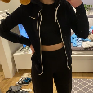 Nike kofta - Fin kofta från Nike. Köpt för några år sen och är knappt använd🤗 Säljer då den aldrig kommer till användning!