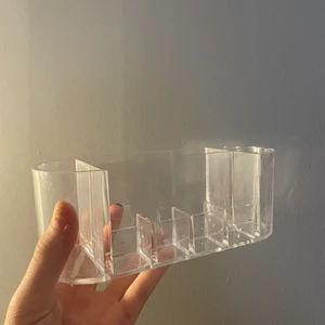 Sminkförvaring - Säljes pga uterslutet användande, i nyskick. Frakten är 53kr eller 66kr spårbart. Postbevis och gåva ingår alltid 🤍