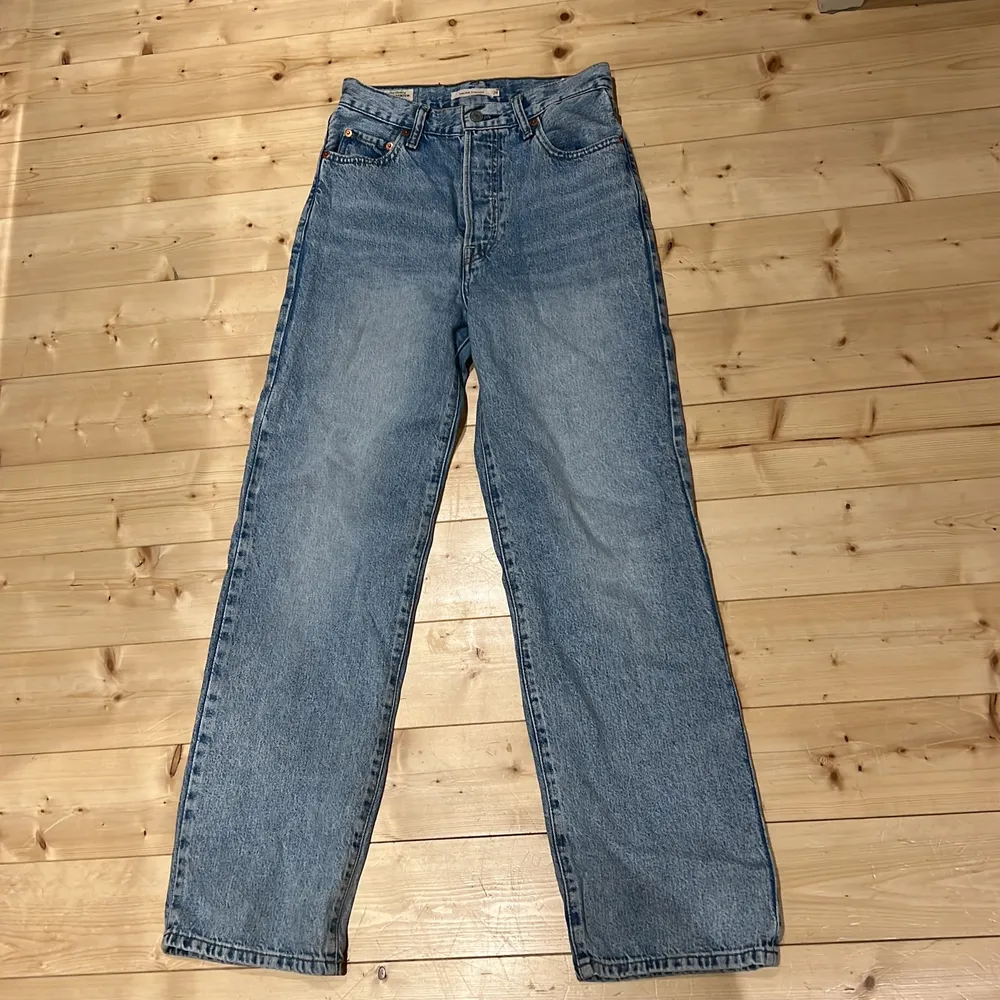 Säljer mina fina Levis byxor från Levis. Köptes för några månader sen och har typ aldrig användts, då de är lite för tajta! Storlek 26! Köptes för 1200kr, och säljs för 100 utan frakt! Kan även tänka mig gå ner till 900-850!. Jeans & Byxor.