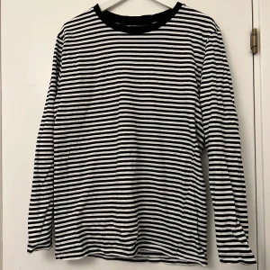 Randig långärmad  - Randig superskön långärmad från lager157. Aldrig använd.