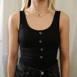 Body/topp - Svart body från hm med knappar. Frakt tillkommer på runt 60 kr💕. 