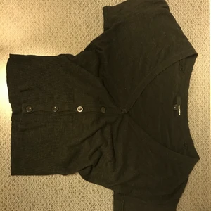 Svart topp - Svart topp i mysigt material, funkar också att ha öppen. Skriv för fler bilder!