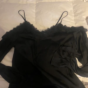 Tröja med spets  - Så fin tröja med spets från gina, storlek 36. Säljer för 50kr+frakt. 