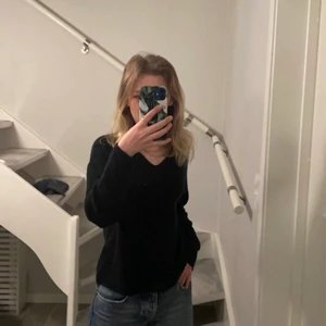 Stickad svart tröja  - Säljer nu min fina stickade svarta tröja från vero Moda i storlek xs. Säljer pga att den inte riktigt är min stil längre och inte använt på väldigt länge.💗 