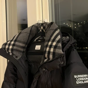 Burberry jacka  - Använd fåtal gånger. Kvitto, och förpackning finns. Slutsåld överallt men finns på farfetch en kvar och kostar 25 000kr 