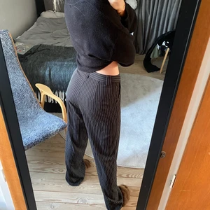 Kostymbyxor - Snyggaste randiga kostymbyxorna från nakd😍 säljer då dom tyvärr blivit för stora på mig😫 