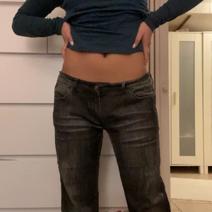 Fornarina jeans  - Snygga svarta fornarina jeans som tyvärr är lite stora i midjan på mig, men inte överdrivet utan det funkar. Men används inte så mycket längre. Dom är ba lite långa. Dom är straight leg/bootcut. Köpare står för frakten, kan mötas upp i Sthlm också💕