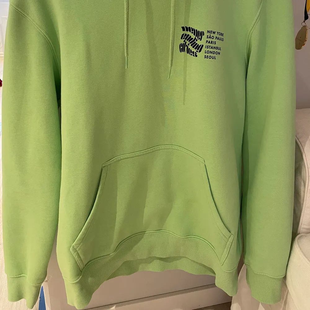 Neongrön superskön hoodie från H&M. Använts några få gånger men är i super gott skick!! Färgen är mer stark i verkligheten. . Tröjor & Koftor.