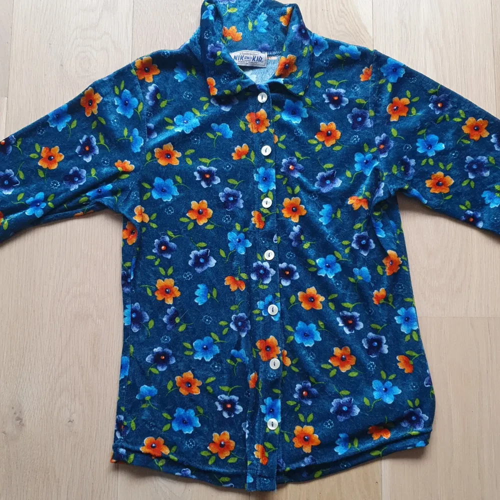Superfin skjorta i skönt material med blommor på. Lite sammet känsla. Fint skick. Blågrön. Skjortor.