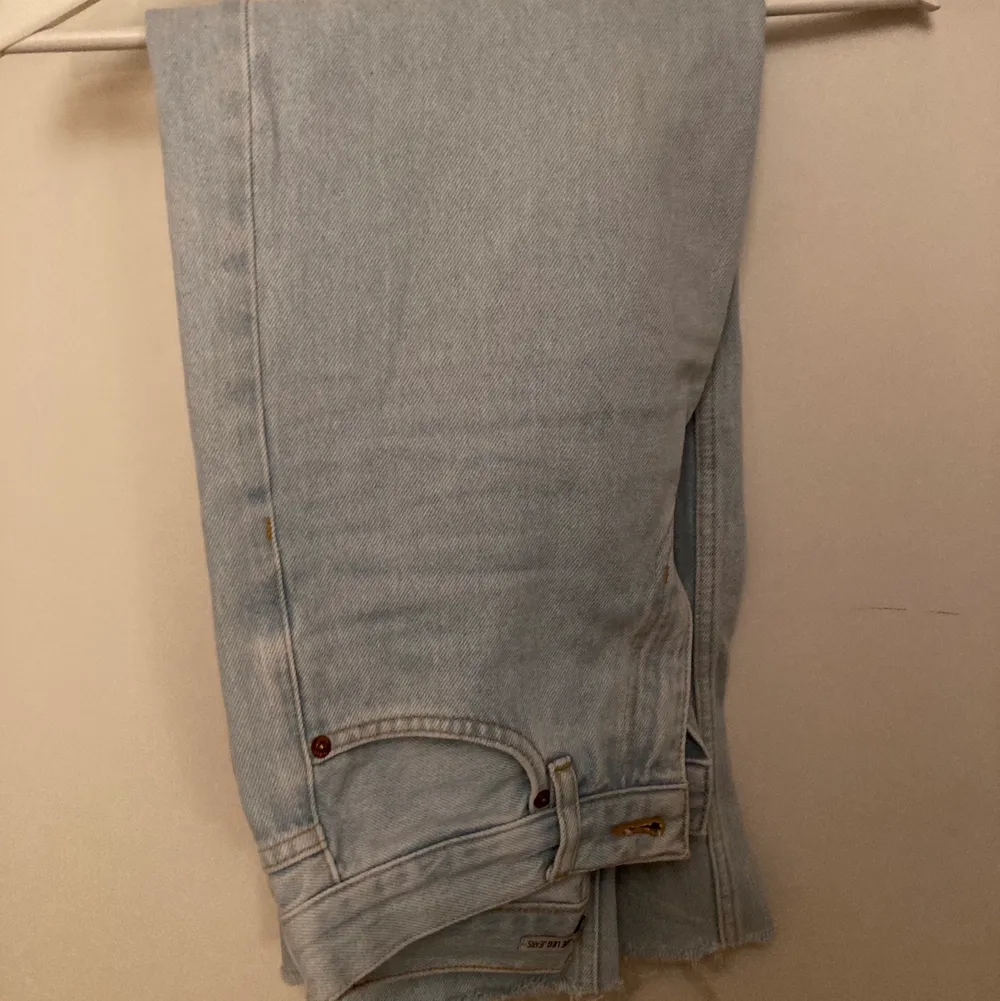 Blå jeans som jag köpte förra sommaren men nästan aldrig använt!. Jeans & Byxor.