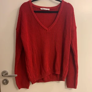 Stickad tröja  - Säljer en stickad tröja från NaKd i storlek S. 