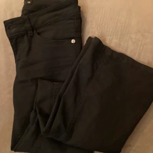 Lågmidjade jeans - Svarta lågmidjade jeans som jag nästan aldrig använt! Asbra passform💜