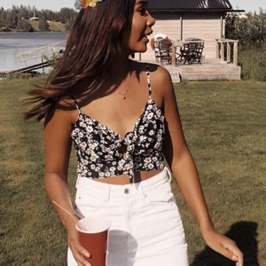 Blommig crop top - Söt blommig crop top från Bikbok🥰  passar xs-m