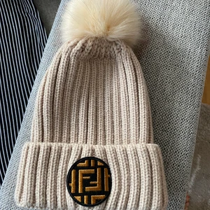 Fendi-liknande dam mössa - Säljer en jättefin mössa som aldrig kommit till användning. Kan skickas mot frakt eller hämtas i Farsta strand. 