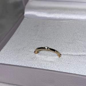 Säljer denna fina guld ring med diamanter runt om från ur&penn som inte kommer till användning för att jag har många andra jag gillar mer🥲 Sköpte den för 39 kr och säljer den för 10 kr + 11 kr frakt🥰