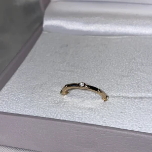 Guldig ring med diamanter - Säljer denna fina guld ring med diamanter runt om från ur&penn som inte kommer till användning för att jag har många andra jag gillar mer🥲 Sköpte den för 39 kr och säljer den för 10 kr + 11 kr frakt🥰