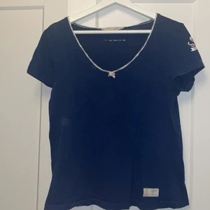 Odd Molly topp - Världens gulligaste topp som tyvärr inte kommer till användning. Den är köpt för några år sen för runt 600kr!! Inga synliga skador och är i bra skick. Leverans står köparen för❤️ strl S. DET ÄR INGEN FLÄCK PÅ TRÖJAN!! DET ÄR BARA BILDEN❤️❤️ kan av nån anledning inte ändra bild. 