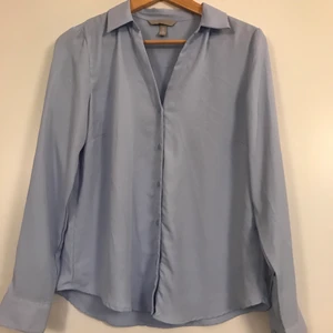 Ljusblå V-ringad skjorta - Jättefin skjorta till jobbet eller skolan. Storlek 38