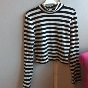 Randig tröja  - En snygg randig tröja från bikbok🤍🖤