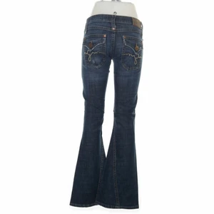 Lågmidjade vintage jeans - Säljer dessa sjukt snygga vintage bootcut jeansen med coola fickor bak! Säljer då dem tyvärr va för stora för mig/: Midjemåttet är 72cm💕 skriv privat för fler bilder