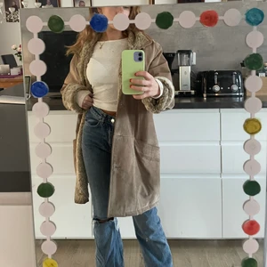 vintage jacka jofama  - En jofama jacka/kappa som är så unik och fin men kommer inte till användning så mycket. Köpt secondhand men den är i bra skick, inget som är trasigt. Har tyvärr ingen koll på om det är äkta päls eller inte. Jag är 158 cm lång 🥰