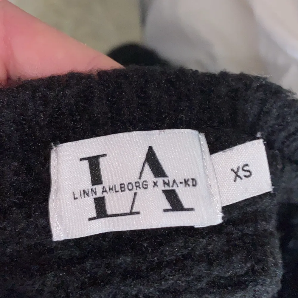 Säljer denna superfina stickade tröjan som är öppen i ryggen! Tröjan är från Na-Kd’s kollektion med Linn Ahlborg.. Stickat.