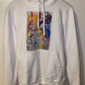 Hoodie från The Cool Elephant, strl Xs/S - Säljer min fina hoodie från The Cool Elephant, den är använd men väl skött. Inga slitningar eller fläckar som syns. Står ingen strl i men den sitter som en xs/s. Nypriset är 599kr. Hör gärna av er om ni har fler frågor, kunden står för frakten.