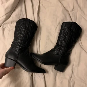 Cowboy boots - Säljer dessa as coola boots som är köpte här på plick, har endast används 1 gång av mig på nyår. Inget fel på skon förutom på klacken som du kan se på sista bilden. 