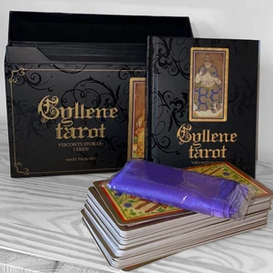 Tarotkort - 🔮Gyllene tarot: Visconti-Sforzakortleken av Mary Packard på svenska🔮 ⚡️Perfekt för dig som är ny inom tarotkortsläsning, medföljer 78 tarotkort, en bok som beskriver korten och ger instruktioner för hur de används⚡️  🌱Du får även med en tarotduk i satin. Kittad och klar för läsning 🌱
