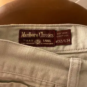 Ett par beige jeans från Marlboro Classics storlek w32 l34. Pris exklusive frakten. 