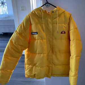 Ellesse vinter jacka  - Ellesse vinter jacka i storlek 36, aldrig använd 