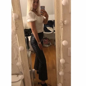 Skinnbyxor från zara - Svarta croppade skinnbyxor från zara. I strl M men små i storlek så passar XS/S