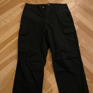 Dickies cargo - Säljer nu mina helt nya cargo dickies byxor i storlek 34-32. En loose passform som lägger sig snyggt över skorna. Aldrig använda!! 