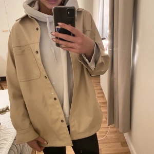 Skjorta/jacka - Beige skjorta/jacka i fakeskinn från H&M Storlek M Oversized modell Fint skick 