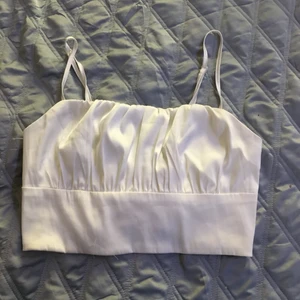 Vit topp - Säljer en vit topp som jag inte heller fått så mycket användning av, använt den fåtal gånger men har ingen fläck på sig eller något sånt,den är i satin material och super fin till sommaren,finns både bild på fram och baksida,vi kan diskutera priset❤️ de beror på vart du bor,om du undrar något mer så är det bara att säga till