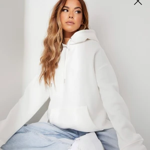 Nelly oversized hoodie - Så skön vit hoodie från Nelly. Denna är superfin men säljer för att jag inte brukar använda hoodies, denna är ganska oversized och i strl M. Superskön. Som man kan se på bilden är det en liten fläck vid luvan men inget som syns när man har på den. Den har även inget ”band” i luvan. Säljer för 95+ frakt!
