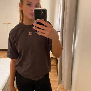 Adidas T-shirt - Adidas T-shirt med glittriga detaljer  Knappt använd, fint skick Storlek M oversize modell