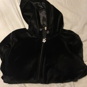Svart tröja  - Säljer denna tröja då jag inte andvänder den, det står xl på lappen men sitter som s/M. Skriv privat för mer bilder 