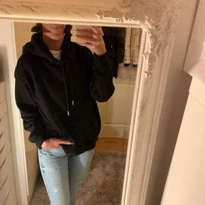 Svart hoodie - Svart basic hoodie. Använd några gånger men fint skick. 