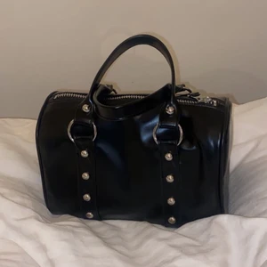 Handväska - Gullig handväska från weekday, nyskick o använd nån gång 💕