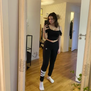 Tights från adidas - Svarta tights som knappt är använda. 1-3 gånger max. Inte så jätte högmidjade. Stl S.