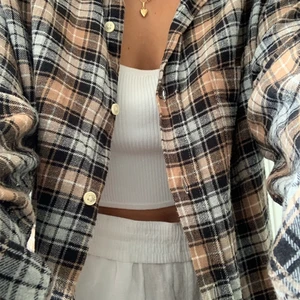 flanell skjorta - säljer denna as snygga flanellskjorta från H&M. storlek M. säljer för 80kr exklusive frakt!! hör av dig om du är intresserad 