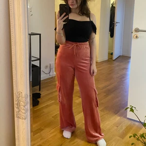 Byxor från FILA - Så himla sköna byxor från FILA, tyvärr är de lite för långa för mig så jag är 156cm. I mörkrosa typ, velour. Väldigt högmidjade och har fickor på vardera ben. Finns matchande topp till dessa. Köper man båda= billigare. Väldigt sparsamt använda då de är för långa. Stl XS❄️ NYPRIS: 685kr